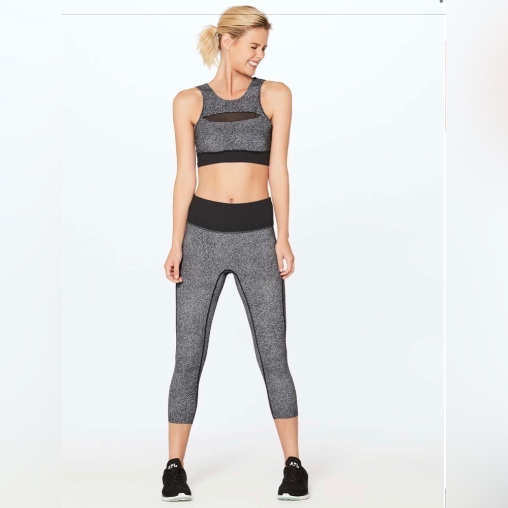 Lululemon Run The Day Crop *23"
Fractal Dark Starlight Black / Black Size 4